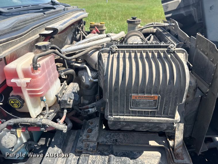 image for item DJ7821 2019 Chevy Silverado 6500HD box truck