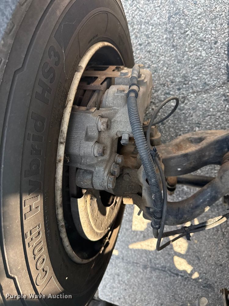 image for item DJ7821 2019 Chevy Silverado 6500HD box truck