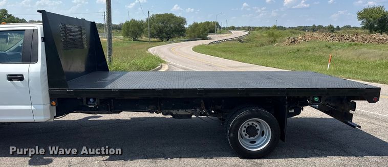 image for item DJ7822 2019 Ford F550 Super Duty flatbed truck