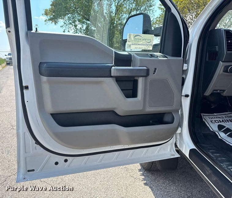 image for item DJ7822 2019 Ford F550 Super Duty flatbed truck