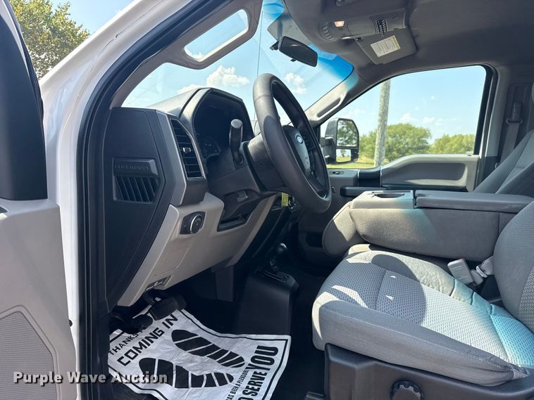 image for item DJ7822 2019 Ford F550 Super Duty flatbed truck