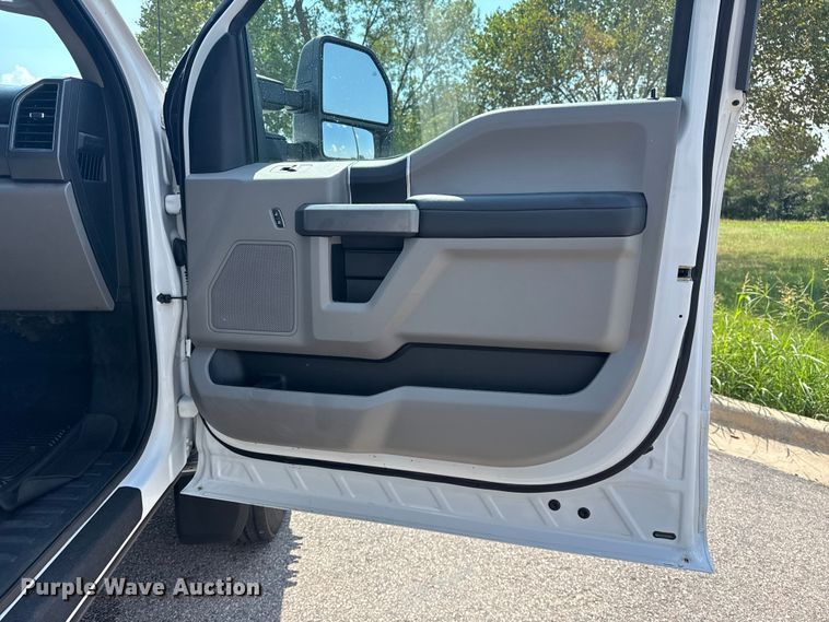 image for item DJ7822 2019 Ford F550 Super Duty flatbed truck