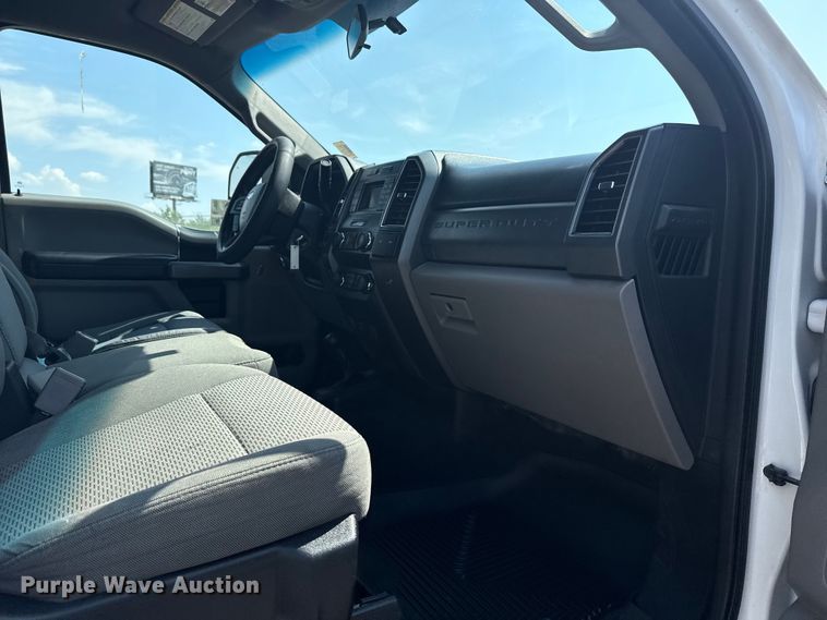 image for item DJ7822 2019 Ford F550 Super Duty flatbed truck