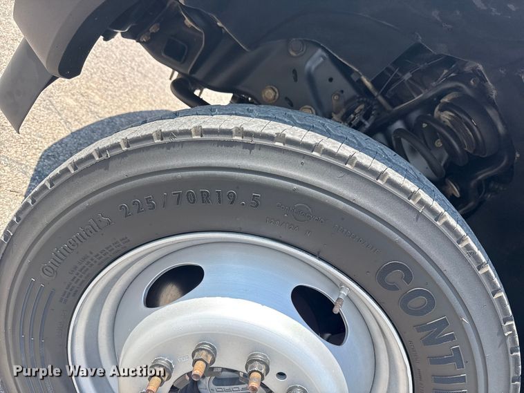 image for item DJ7822 2019 Ford F550 Super Duty flatbed truck