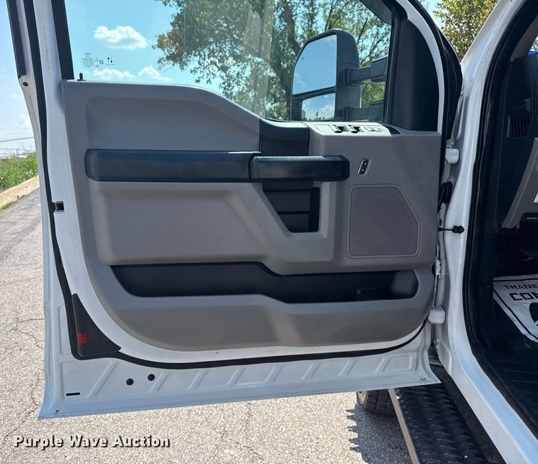 image for item DJ7823 2020 Ford F550 Super Duty truck cab and chassis