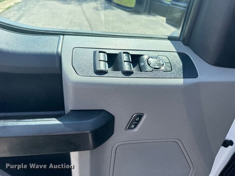 image for item DJ7823 2020 Ford F550 Super Duty truck cab and chassis