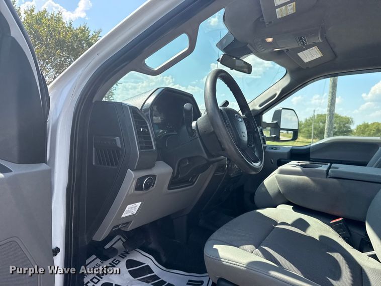 image for item DJ7823 2020 Ford F550 Super Duty truck cab and chassis