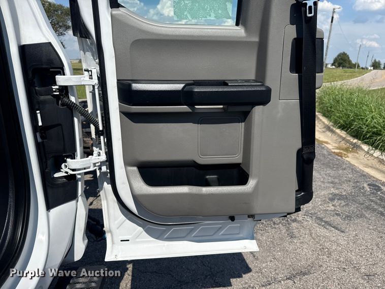 image for item DJ7823 2020 Ford F550 Super Duty truck cab and chassis