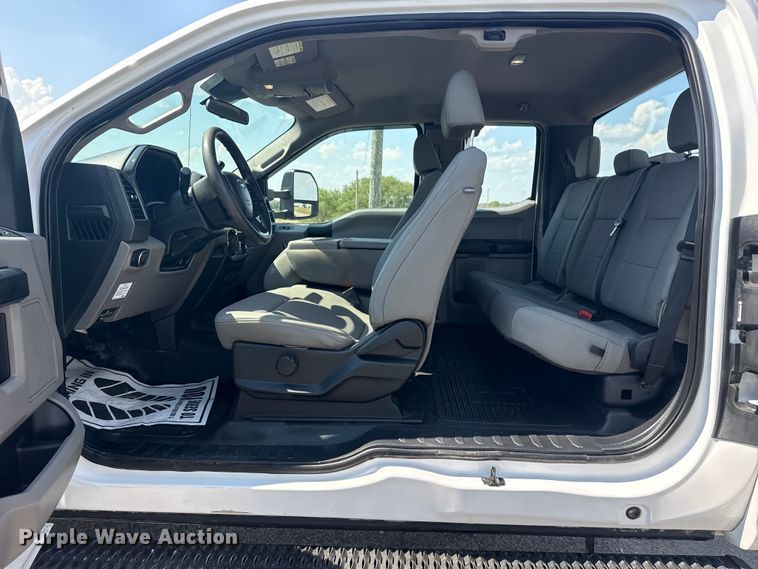 image for item DJ7823 2020 Ford F550 Super Duty truck cab and chassis