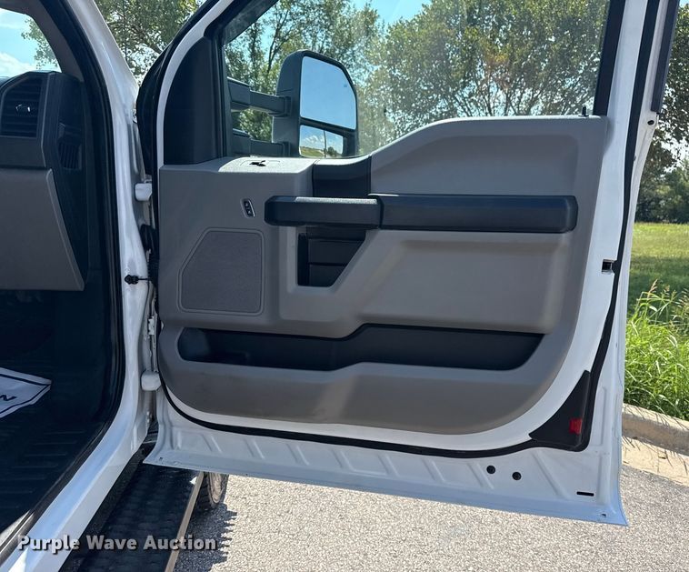 image for item DJ7823 2020 Ford F550 Super Duty truck cab and chassis