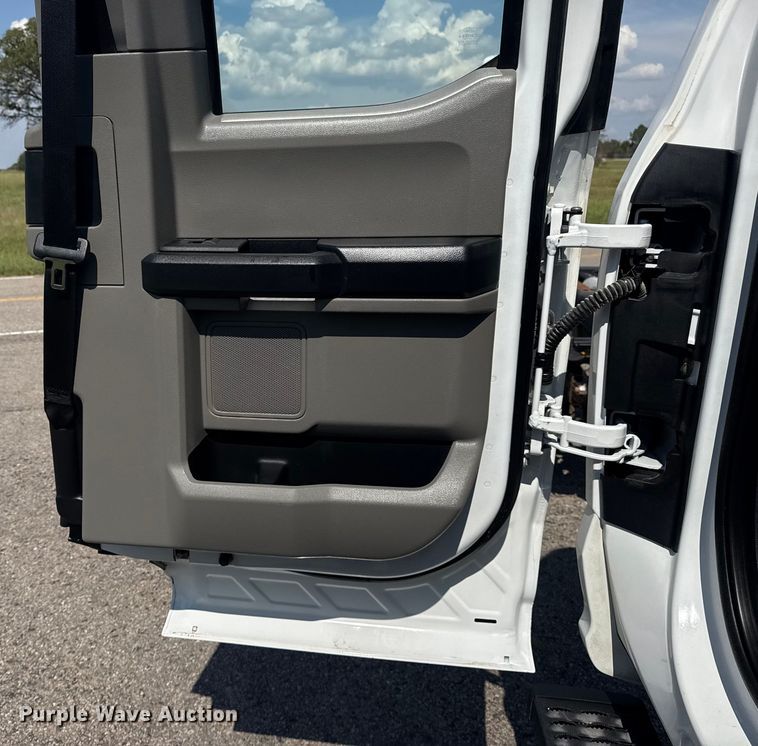 image for item DJ7823 2020 Ford F550 Super Duty truck cab and chassis