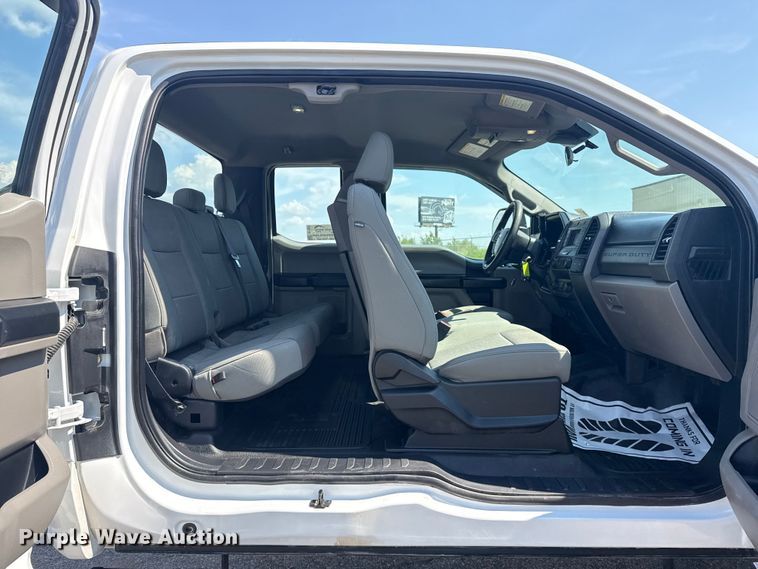 image for item DJ7823 2020 Ford F550 Super Duty truck cab and chassis