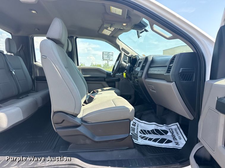 image for item DJ7823 2020 Ford F550 Super Duty truck cab and chassis