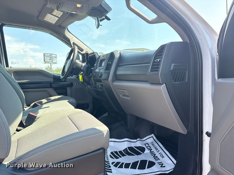 image for item DJ7823 2020 Ford F550 Super Duty truck cab and chassis