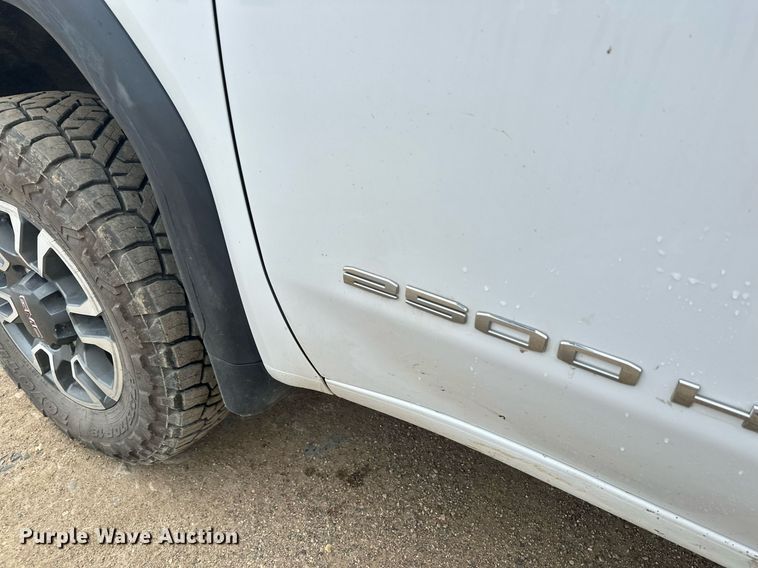 image for item DT6376 2022 GMC Sierra 2500HD Crew Cab pickup truck