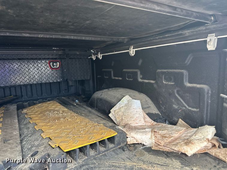 image for item DT6376 2022 GMC Sierra 2500HD Crew Cab pickup truck