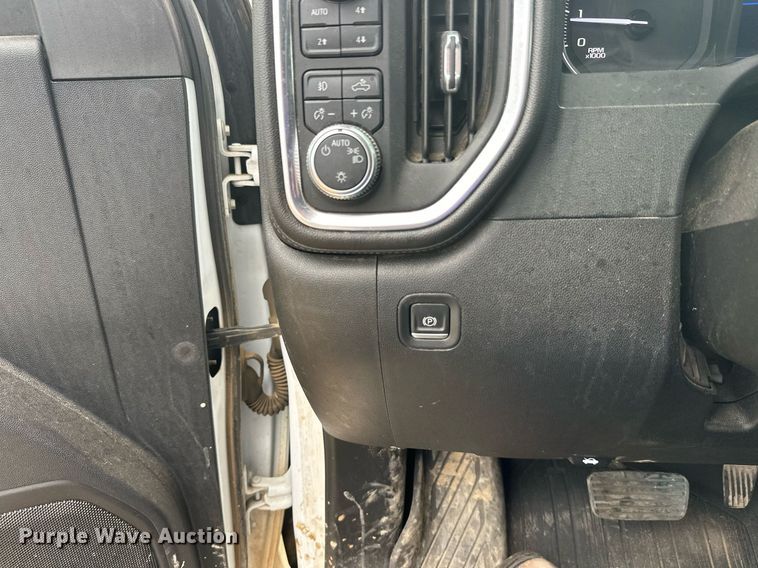 image for item DT6376 2022 GMC Sierra 2500HD Crew Cab pickup truck