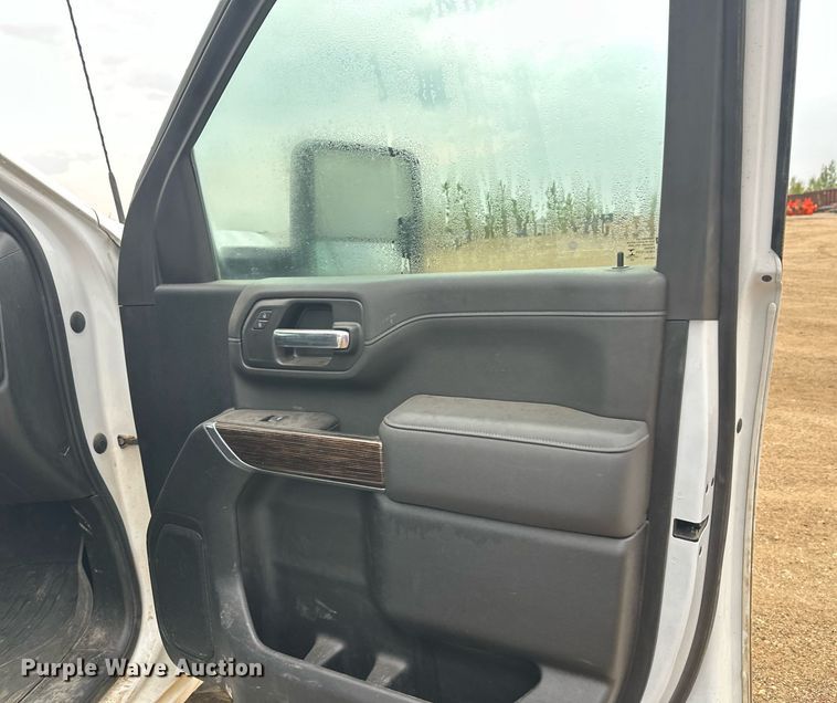 image for item DT6376 2022 GMC Sierra 2500HD Crew Cab pickup truck