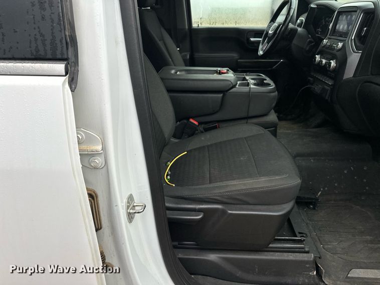 image for item DT6376 2022 GMC Sierra 2500HD Crew Cab pickup truck