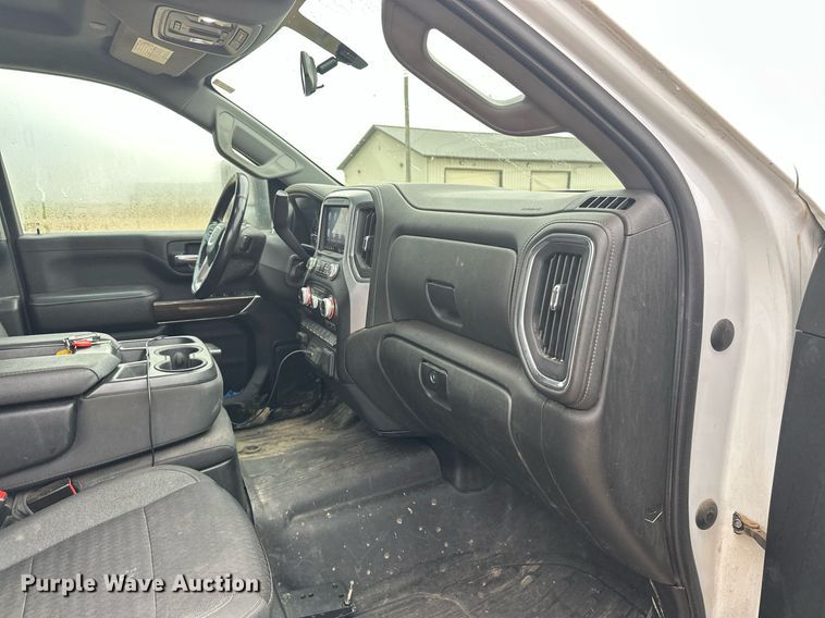 image for item DT6376 2022 GMC Sierra 2500HD Crew Cab pickup truck