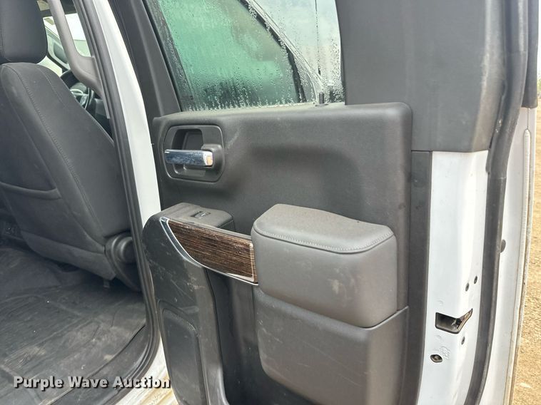 image for item DT6376 2022 GMC Sierra 2500HD Crew Cab pickup truck