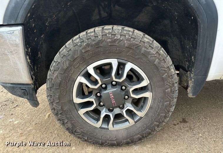 image for item DT6376 2022 GMC Sierra 2500HD Crew Cab pickup truck