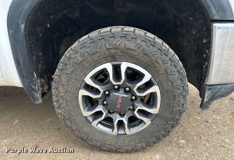 image for item DT6376 2022 GMC Sierra 2500HD Crew Cab pickup truck