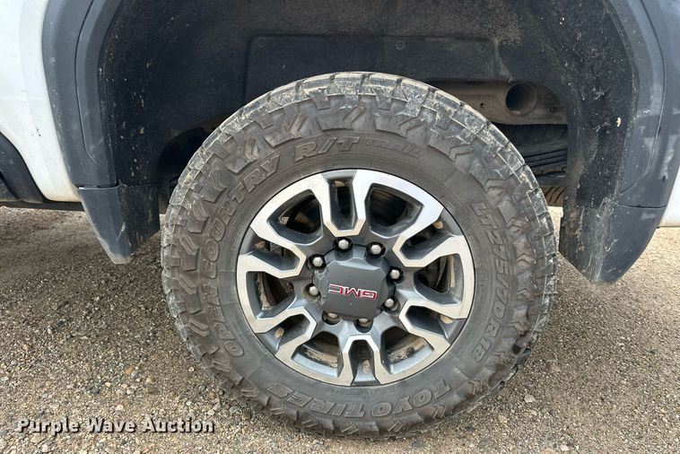 image for item DT6376 2022 GMC Sierra 2500HD Crew Cab pickup truck