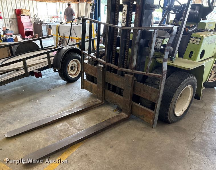 image for item DU1370 Clark C500 forklift