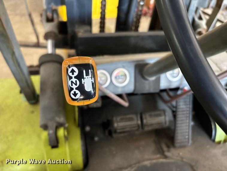 image for item DU1370 Clark C500 forklift