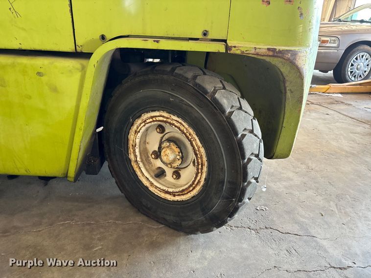 image for item DU1370 Clark C500 forklift