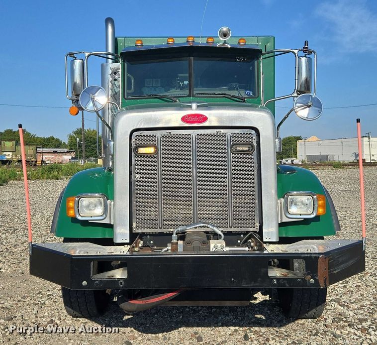image for item DU6892 2015 Peterbilt  365 refuse truck