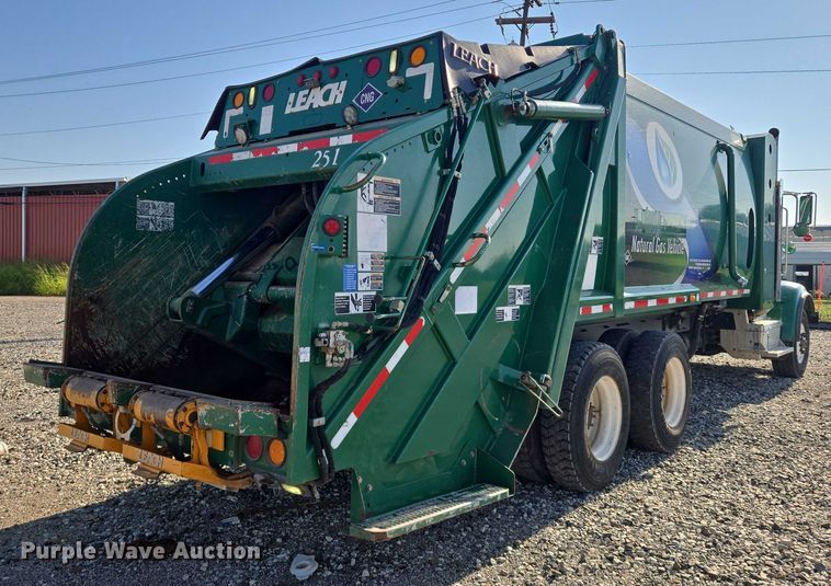 image for item DU6892 2015 Peterbilt  365 refuse truck