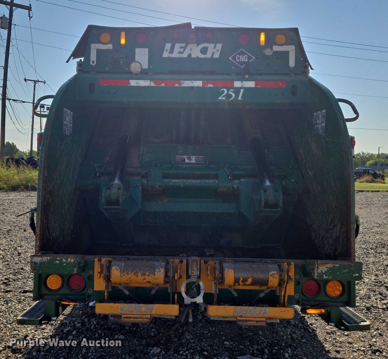 image for item DU6892 2015 Peterbilt  365 refuse truck