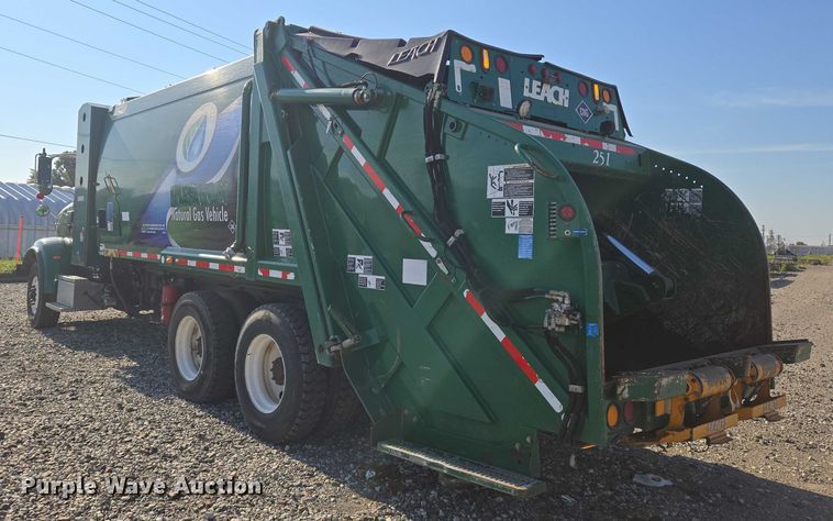 image for item DU6892 2015 Peterbilt  365 refuse truck