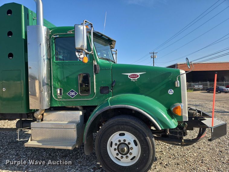 image for item DU6892 2015 Peterbilt  365 refuse truck