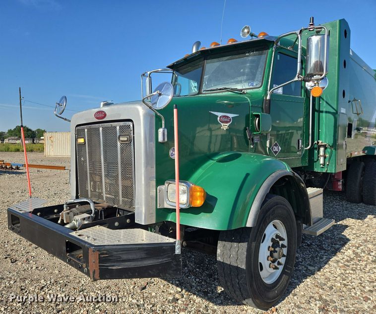 image for item DU6892 2015 Peterbilt  365 refuse truck