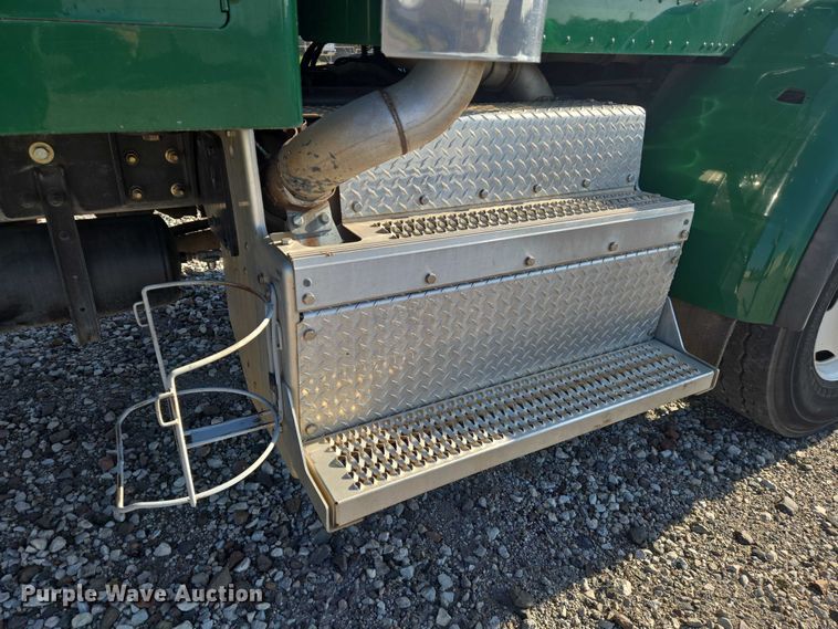 image for item DU6892 2015 Peterbilt  365 refuse truck