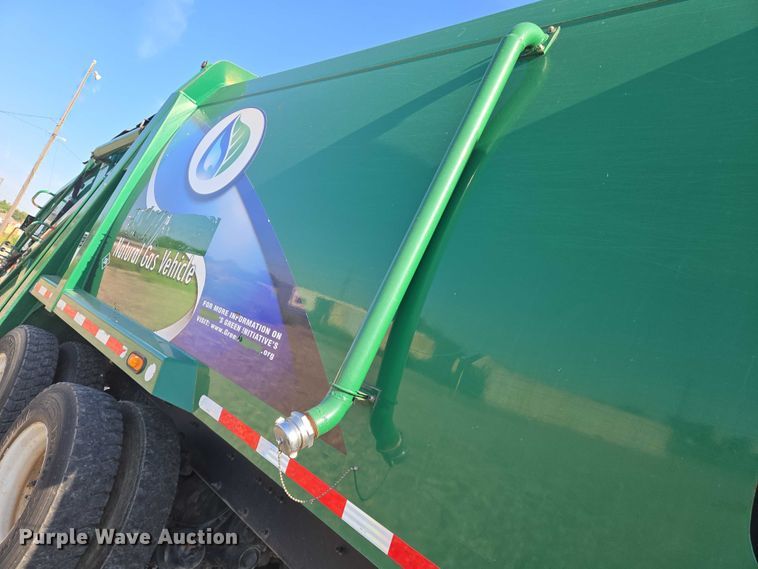 image for item DU6892 2015 Peterbilt  365 refuse truck