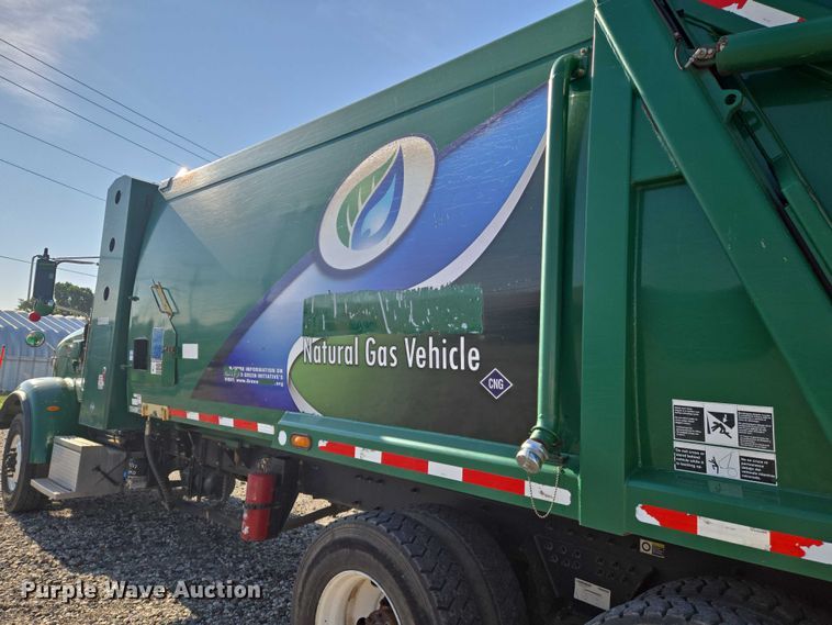 image for item DU6892 2015 Peterbilt  365 refuse truck