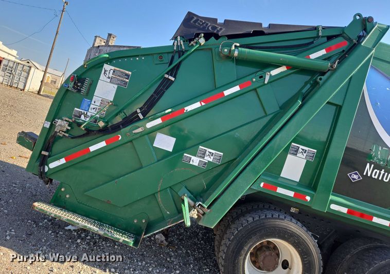 image for item DU6892 2015 Peterbilt  365 refuse truck