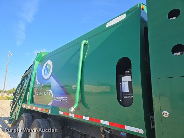 image for item DU6892 2015 Peterbilt  365 refuse truck