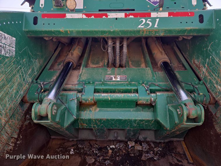 image for item DU6892 2015 Peterbilt  365 refuse truck