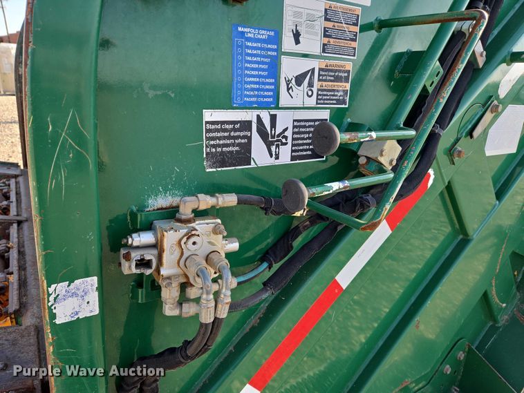 image for item DU6892 2015 Peterbilt  365 refuse truck