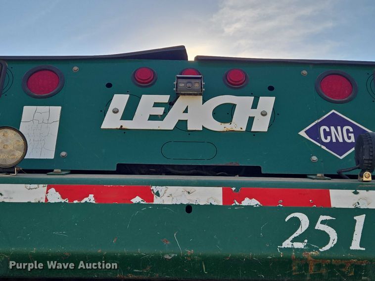 image for item DU6892 2015 Peterbilt  365 refuse truck