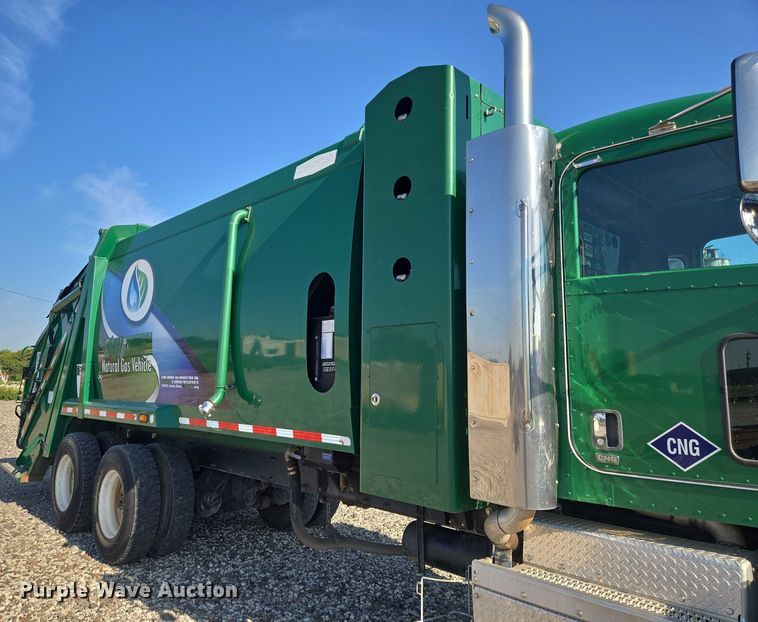 image for item DU6892 2015 Peterbilt  365 refuse truck