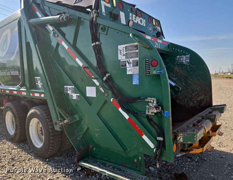 image for item DU6892 2015 Peterbilt  365 refuse truck