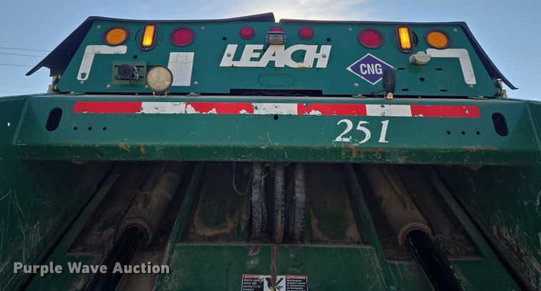 image for item DU6892 2015 Peterbilt  365 refuse truck