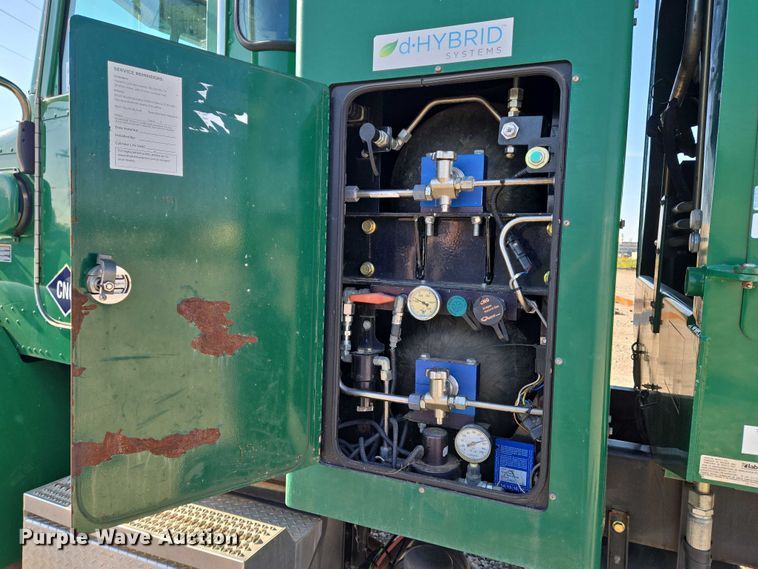 image for item DU6892 2015 Peterbilt  365 refuse truck