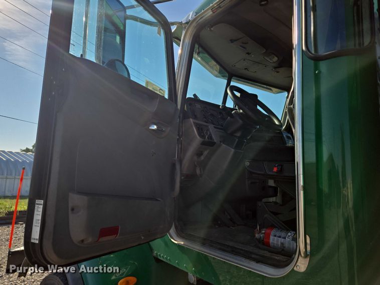 image for item DU6892 2015 Peterbilt  365 refuse truck